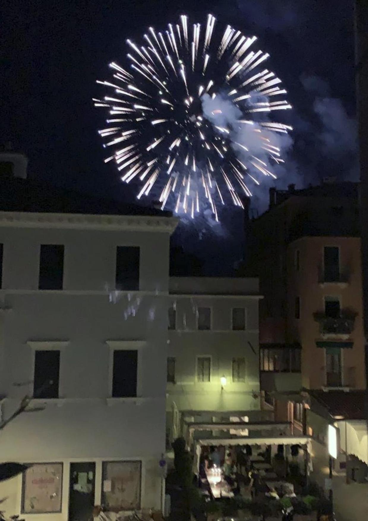 Casa Manuela Non Turisti Ma Ospiti Apartment คิออกเจีย ภายนอก รูปภาพ